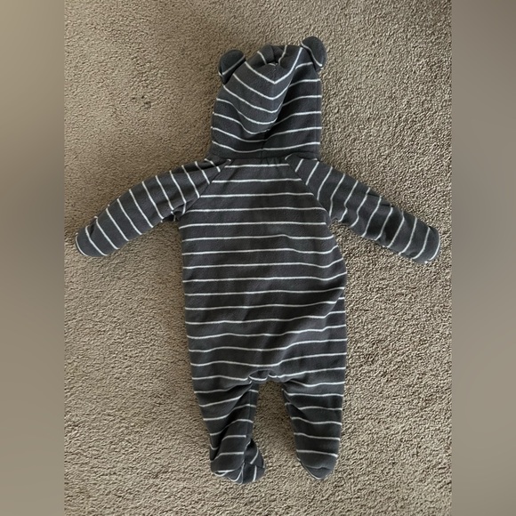 Old Navy Infant Onesie Suit- Size 0-3 months - Picture 3 of 3